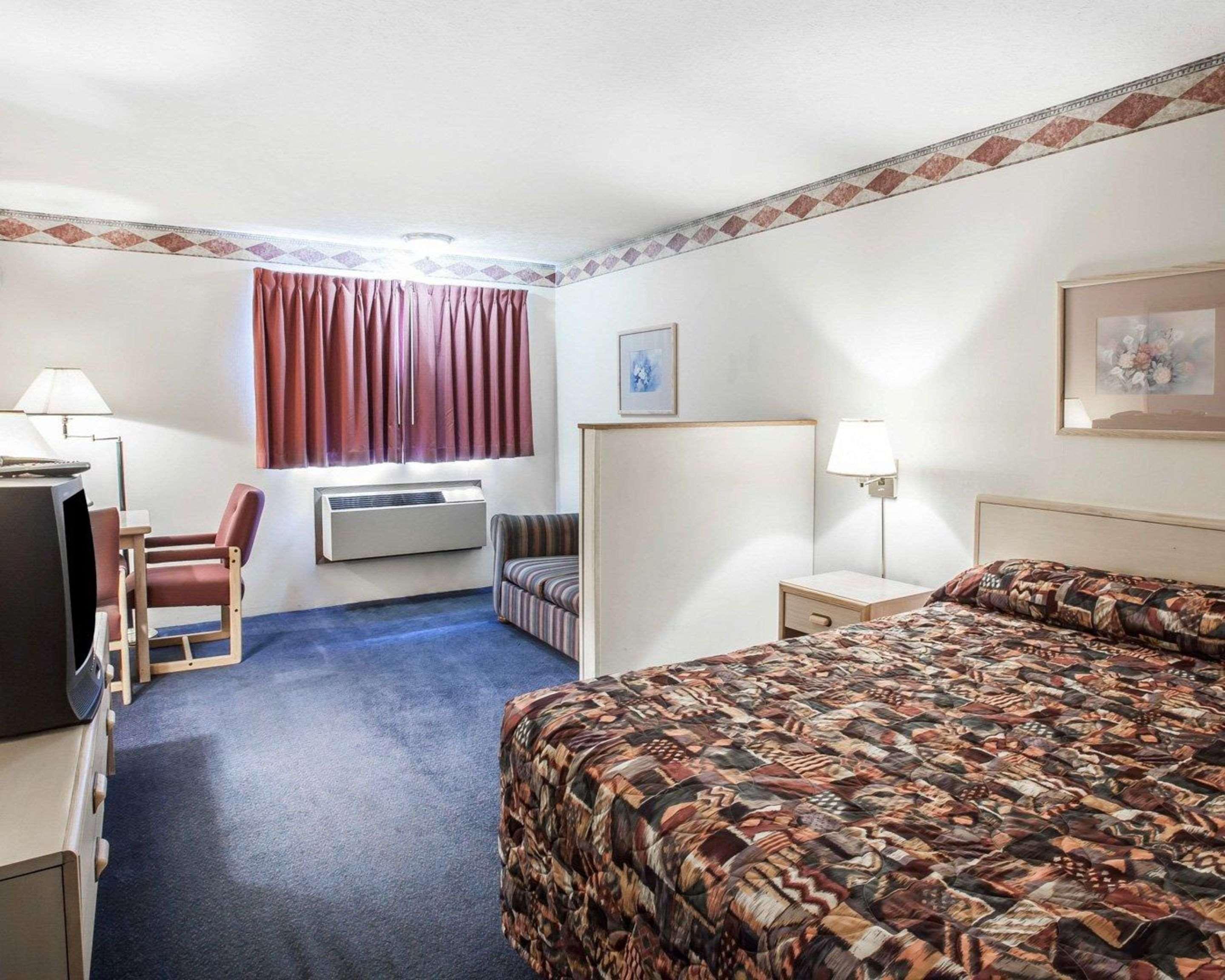 Rodeway Inn & Suites Spokane Exterior photo